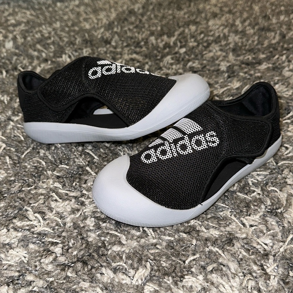 NWOT Kids ADIDAS AltaVenture Sport Swim Sandals in Black / White / Halo Sliver